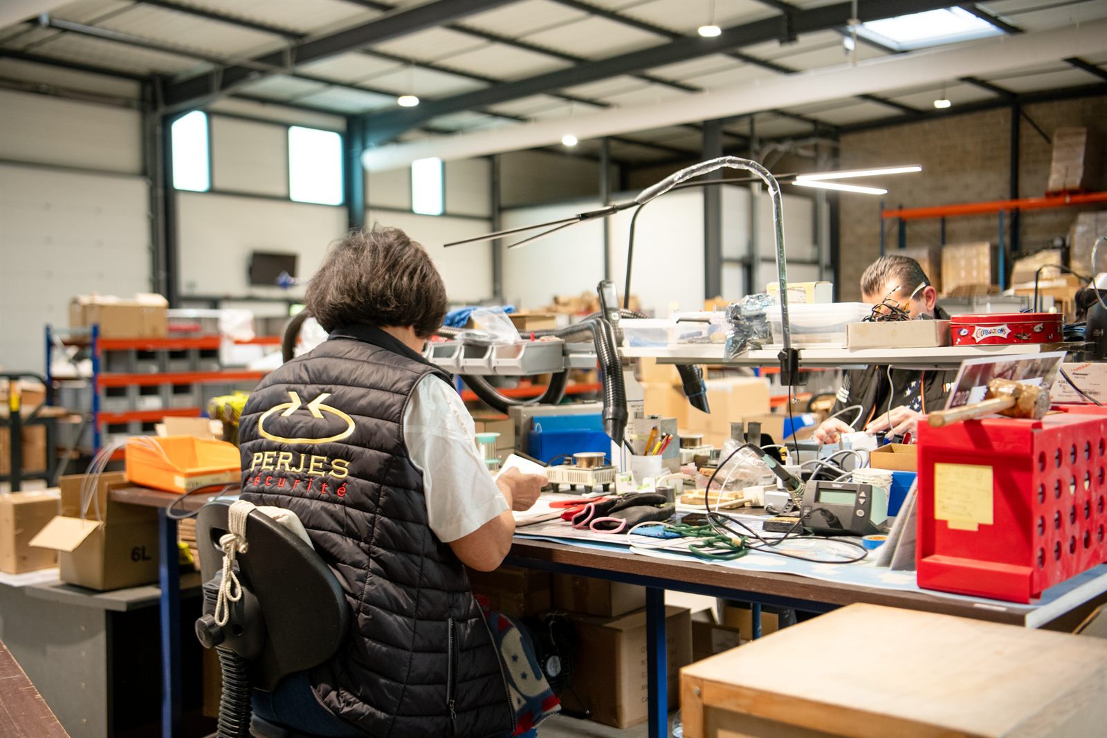 Atelier PERJES — soudure d'un composant électronique